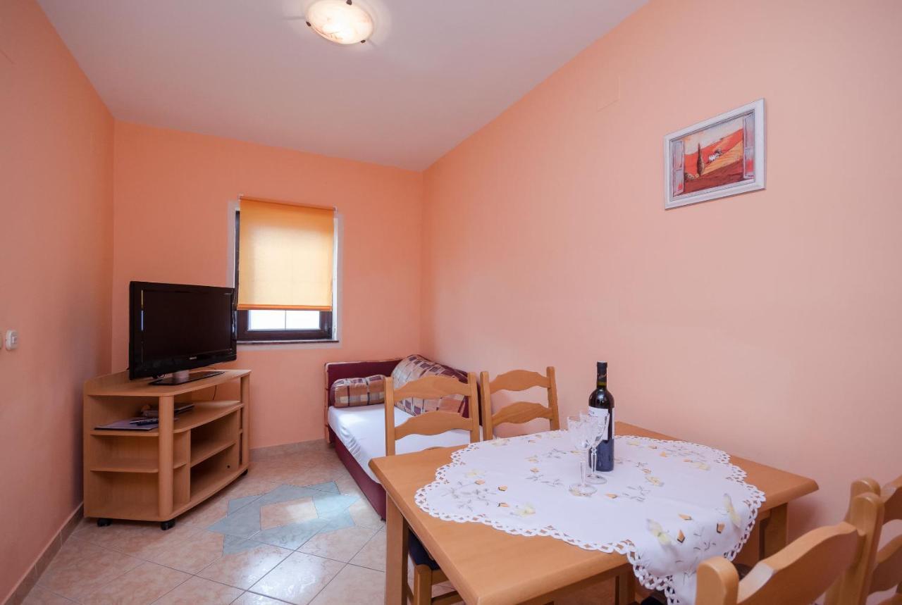 Apartments Helena لوبار المظهر الخارجي الصورة