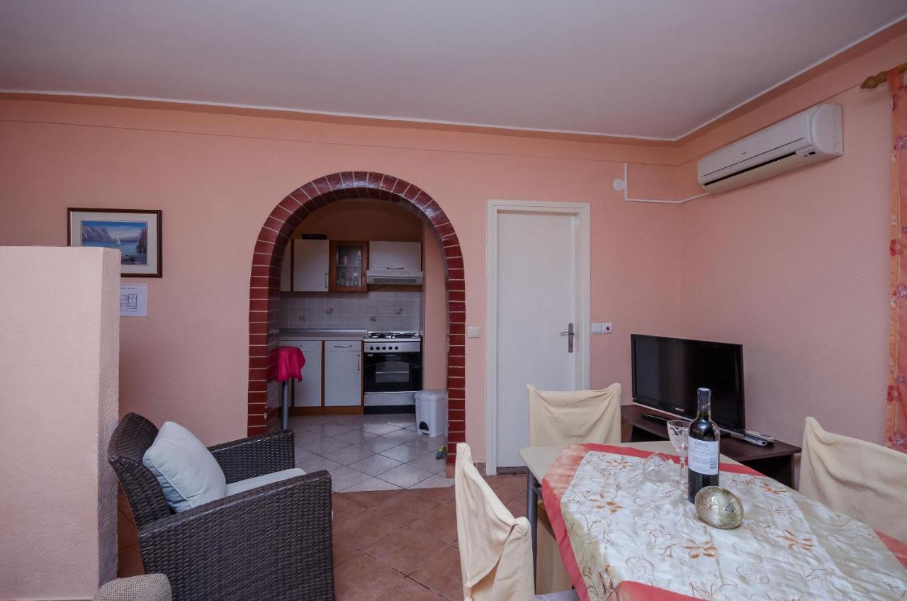 Apartments Helena لوبار المظهر الخارجي الصورة