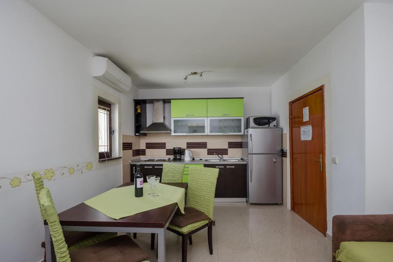 Apartments Helena لوبار المظهر الخارجي الصورة