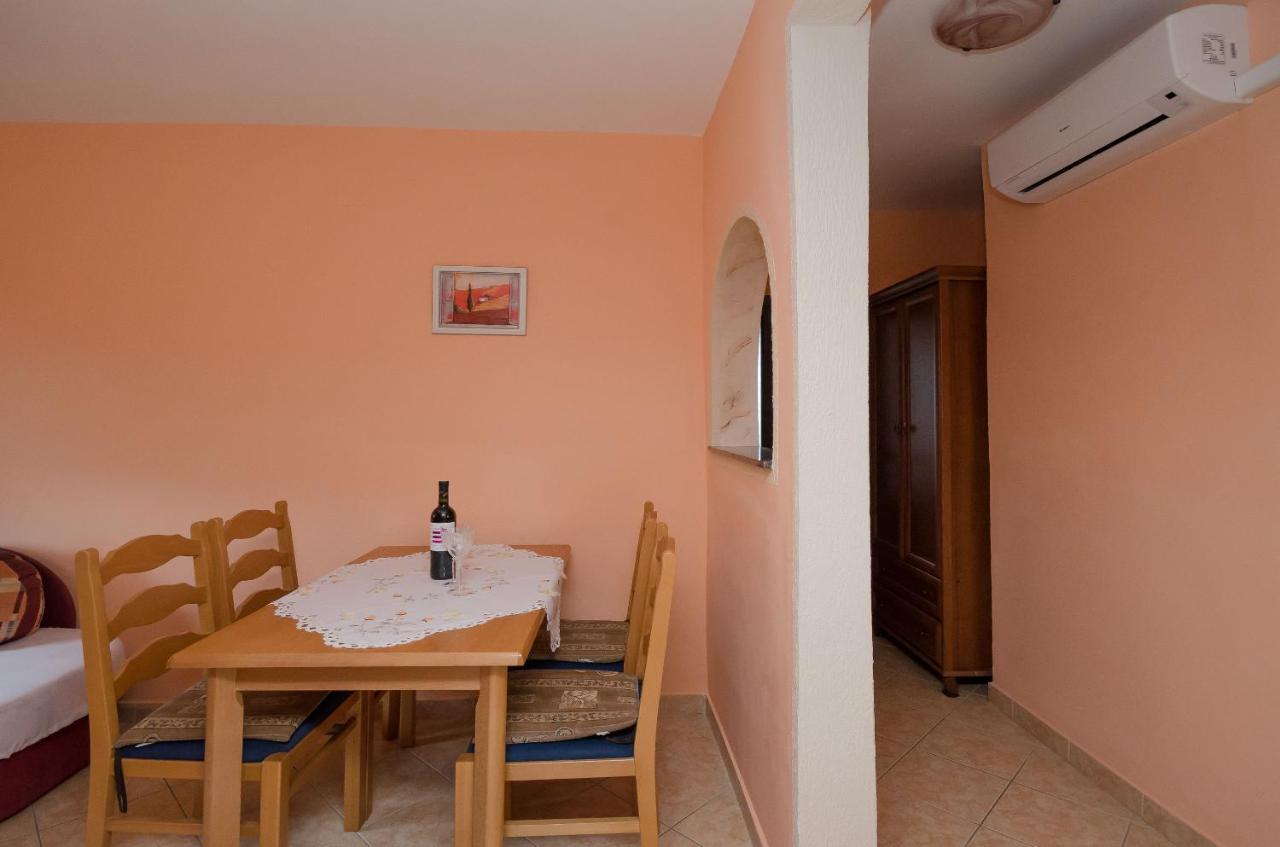 Apartments Helena لوبار المظهر الخارجي الصورة